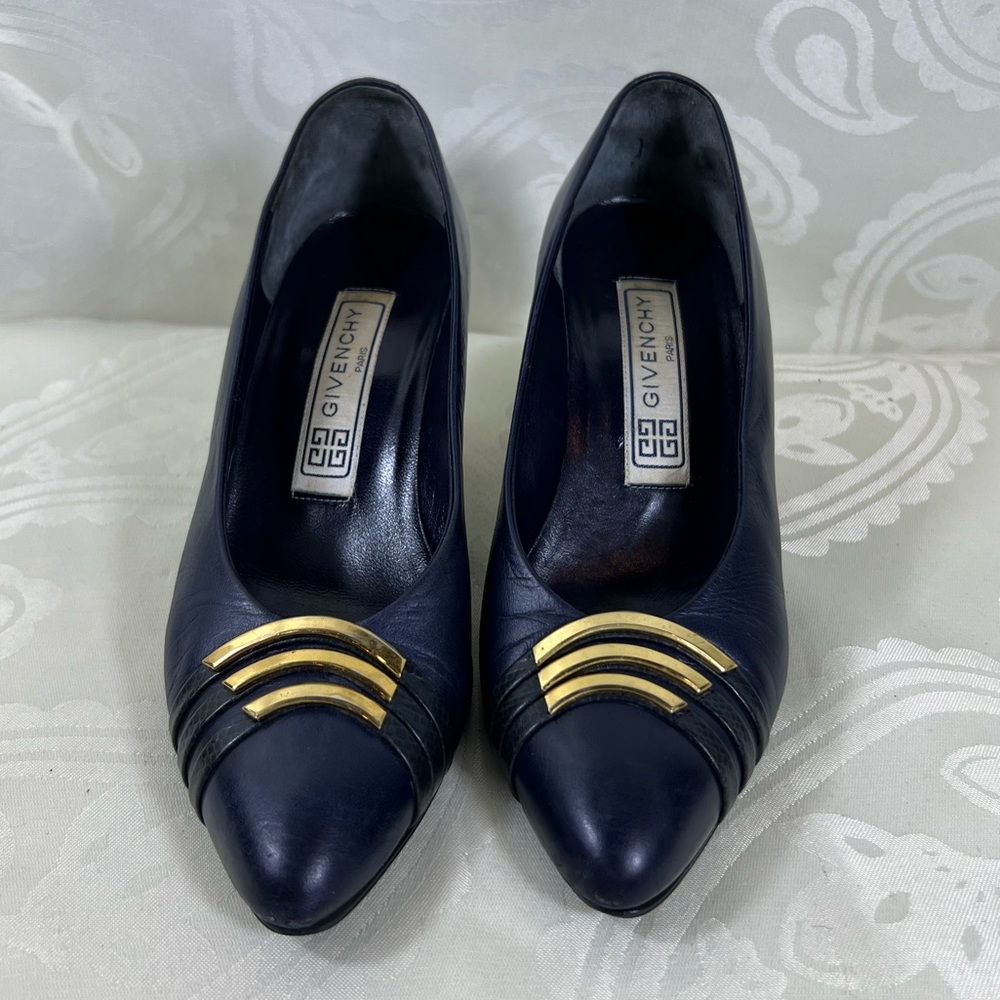 7180: 5/35.5 Givenchy: shoe in VGUC, heel pad broken